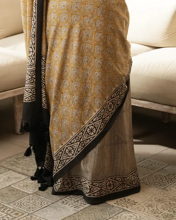 Mustard_Cotton_Dual_Print_Mul_Saree_For_Women